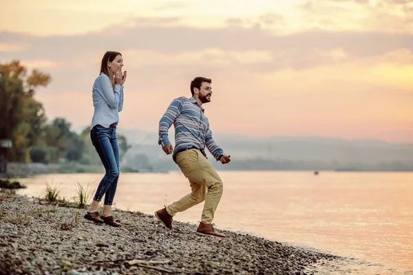 Knappe Blanke Man Met Baard Die Stenen Overslaat Terwijl Hij — Stockfoto