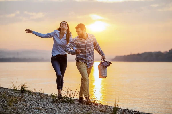 Feliz Pareja Caucásica Moda Enamorada Tomados Mano Caminando Por Costa —  Fotos de Stock