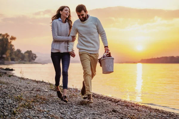 Gelukkig Kaukasisch Fashionable Paar Verliefd Hand Hand Lopen Kust Buurt — Stockfoto