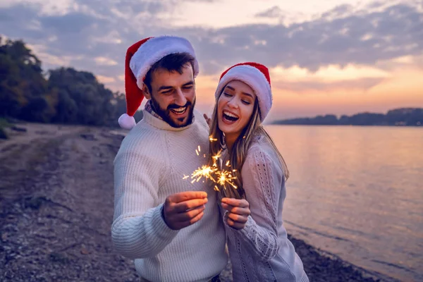 Nehir Kıyısında Bekleyen Ellerinde Maytap Tutan Neşeli Beyaz Bir Çift — Stok fotoğraf