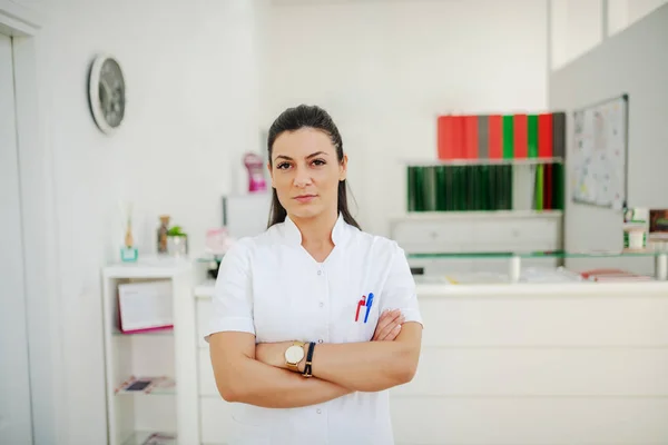 Belle Assistante Laboratoire Caucasienne Uniforme Blanc Debout Dans Laboratoire Avec — Photo