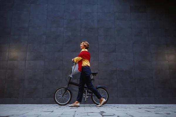 Comprimento Total Linda Loira Saudável Caucasiana Mulher Sênior Empurrando Bicicleta — Fotografia de Stock