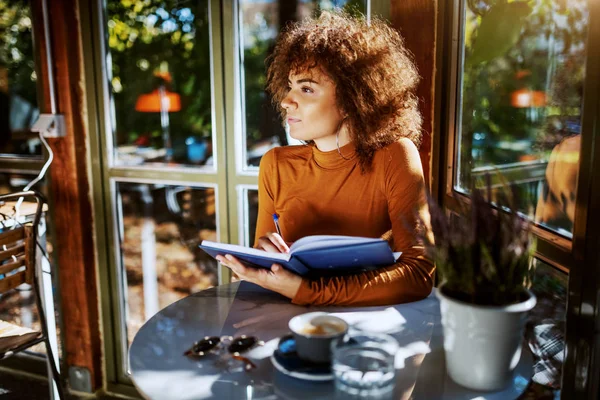 Magnifique Étudiante Race Mixte Coûteuse Avec Les Cheveux Bouclés Assis — Photo