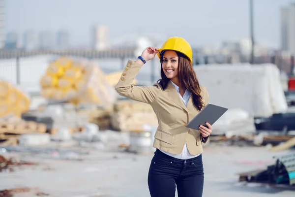 Atractiva Sonriente Arquitecta Caucásica Chaqueta Beige Con Casco Protector Cabeza —  Fotos de Stock