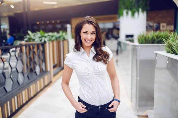 Driekwart Lengte Van Prachtige Kaukasische Brunette Shirt Poseren Winkelcentrum — Stockfoto