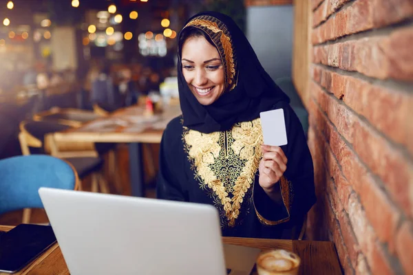 Hermosa Mujer Musulmana Sonriente Sentada Cafetería Con Tarjeta Crédito Mirando — Foto de Stock