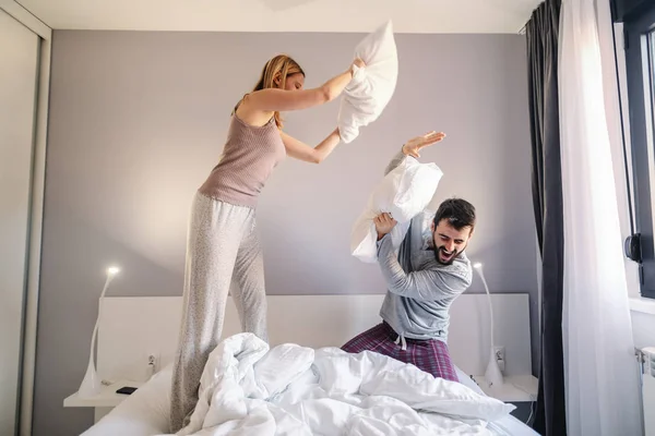 Mladý Atraktivní Kavkazský Pár Který Ráno Hádá Ložnici Oba Jsou — Stock fotografie