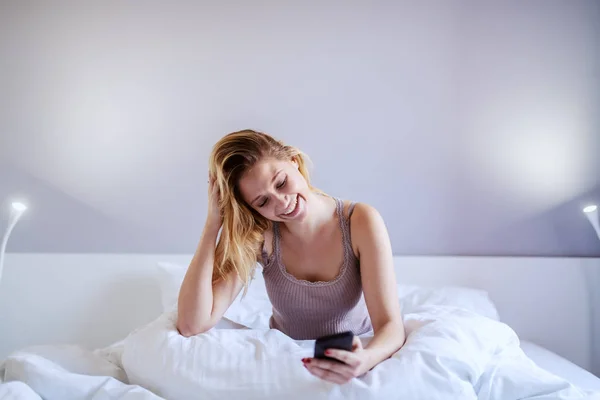 Attractive Caucasian Smiling Blond Woman Sitting Bed Bedroom Night Reading — Stock Photo, Image