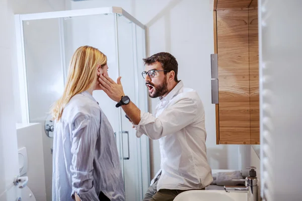 Kızgın Bir Adam Ilişkilerindeki Sorunlar Yüzünden Karısına Tokat Atıyor Banyo — Stok fotoğraf