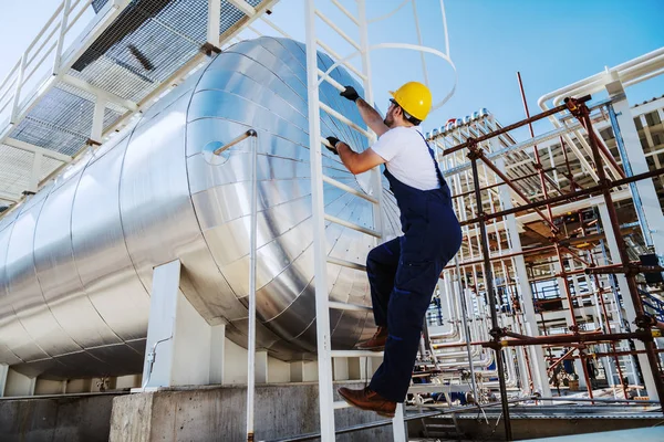 Volle Länge Des Kaukasischen Fleißigen Arbeiters Der Auf Den Öltank — Stockfoto