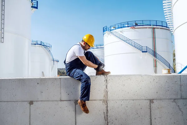 Hermoso Obrero Caucásico Overol Con Casco Cabeza Sentado Pared Atando —  Fotos de Stock