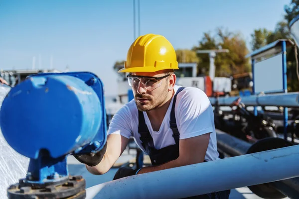 Guapo Trabajador Caucásico Serio Overol Con Casco Cabeza Presionando Botón — Foto de Stock