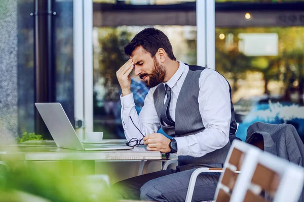 Nervioso Caucásico Guapo Barbudo Hombre Negocios Traje Sentado Cafetería Sosteniendo —  Fotos de Stock