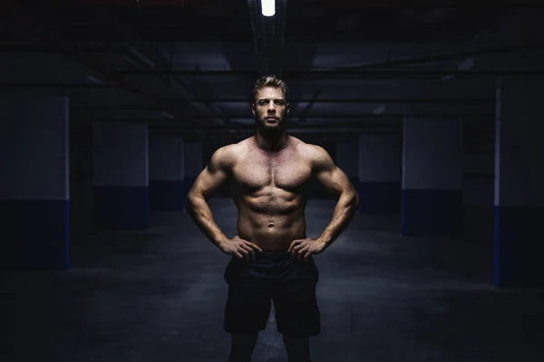 Three Quarter Length Topless Muscular Sportsman Shorts Standing Garage Hands — Stockfoto