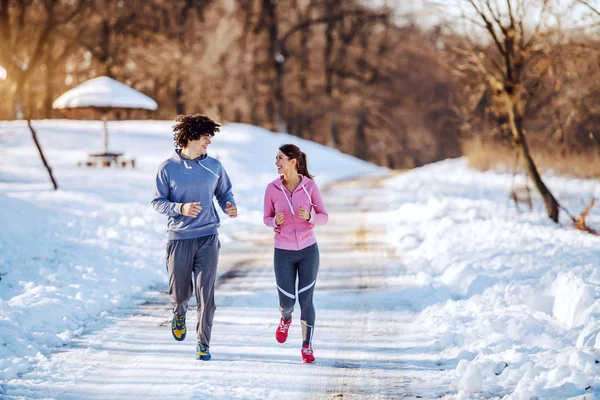 Felice Sorridente Coppia Caucasica Abbigliamento Sportivo Correre Natura Mentre Guarda — Foto Stock