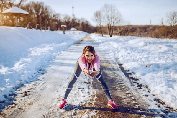 Vrolijke Mooie Kaukasische Brunette Sportkleding Met Paardenstaart Doen Warming Oefeningen — Stockfoto