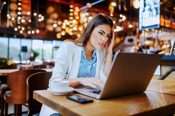 Empresária Caucasiana Nervosa Atraente Sentada Café Usando Laptop Ela Acabou — Fotografia de Stock