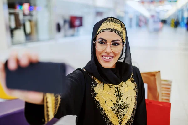 Prachtige Jonge Arabische Vrouw Traditionele Kleding Met Een Mooie Tandenglimlach — Stockfoto