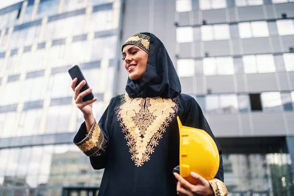 Vista Ángulo Bajo Atractiva Mujer Musulmana Sonriente Pie Frente Edificio — Foto de Stock