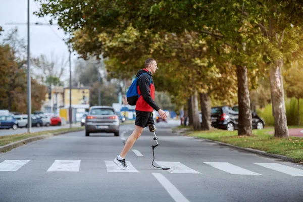 Spor Giyim Sektöründe Uzun Boylu Yakışıklı Beyaz Engelli Bir Adam — Stok fotoğraf