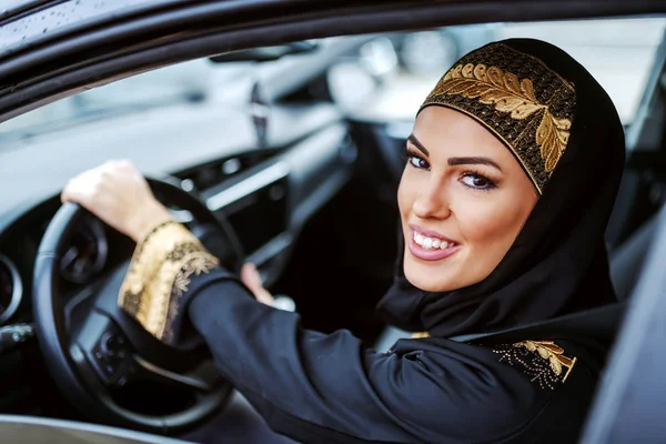 Joven Atractiva Mujer Árabe Sonriente Desgaste Tradicional Probar Coche Nuevo — Foto de Stock