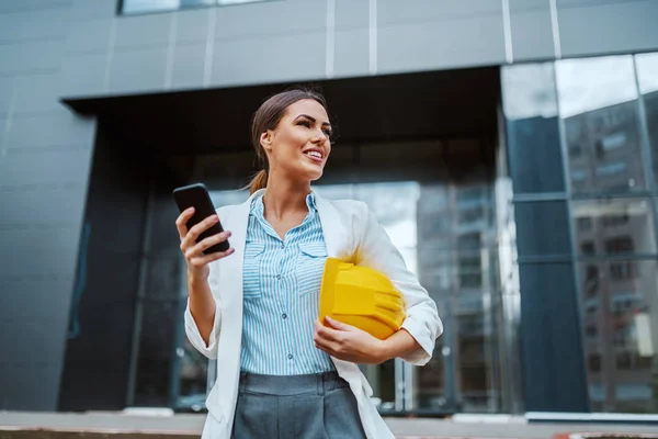 Atractiva Sonriente Positiva Elegante Arquitecta Femenina Pie Frente Empresa Con — Foto de Stock