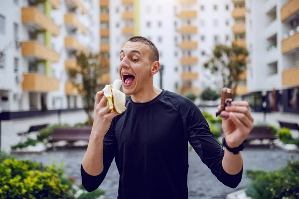 Attraente Sportivo Piedi All Aperto Scegliendo Tra Caramelle Banane Fresche — Foto Stock