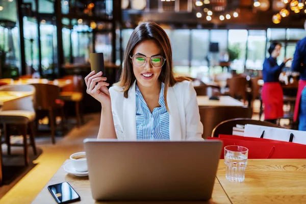 Boa Aparência Positiva Elegante Encantadora Morena Sentada Café Usando Benefícios — Fotografia de Stock