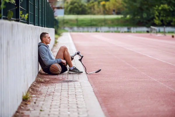 Yakışıklı Uygun Ciddi Sportif Özürlü Adam Spor Giyim Yapay Bacak — Stok fotoğraf