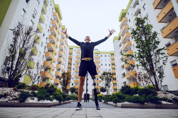 Laag Uitzicht Knappe Sportman Met Kunstbeen Die Buiten Met Handen — Stockfoto