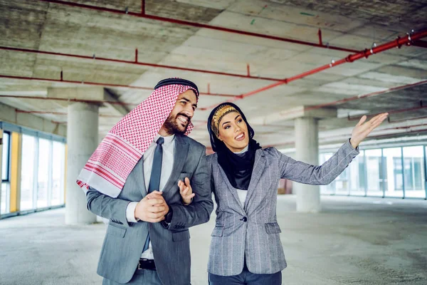 Cheerful Muslim Couple Standing Building Construction Process Want Buy Planing — Stock Photo, Image