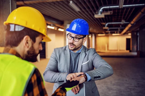 Allvarlig Nervös Chef Gräla Med Sin Arbetare Och Peka Armbandsur — Stockfoto