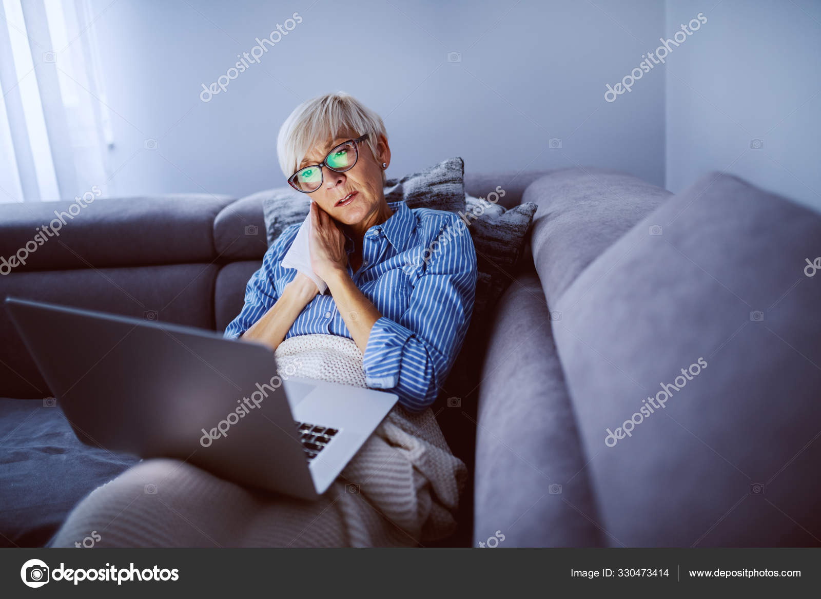 Очаровательная Белая Блондинка Очках Сидит Диване Гостиной Держит.