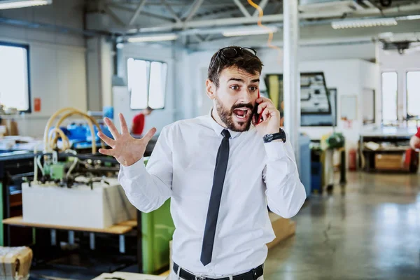 Nervous Caucasian Bearded Graphic Engineer Talking Phone Shouting Printing Shop — Stock Photo, Image