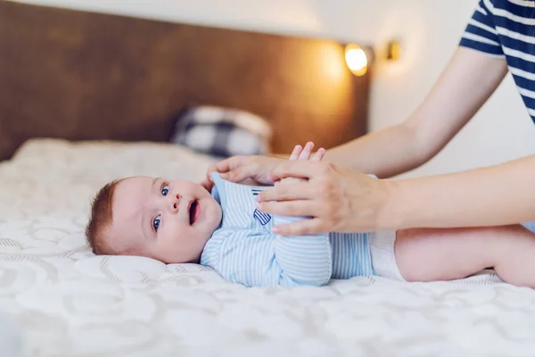 Menino Adorável Deitado Cama Enquanto Sua Mãe Muda Roupa Antes — Fotografia de Stock