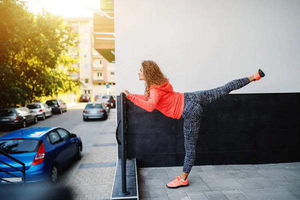 Vista Lateral Una Mujer Caucásica Ropa Deportiva Con Pelo Rizado — Foto de Stock