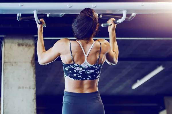 Bakifrån Stark Muskulös Vit Kvinna Gör Pull Ups Gymmet Koncept — Stockfoto