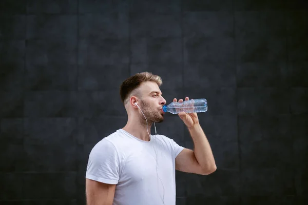 Cocok Dengan Pria Tampan Berjenggot Pirang Yang Sedang Minum Air — Stok Foto