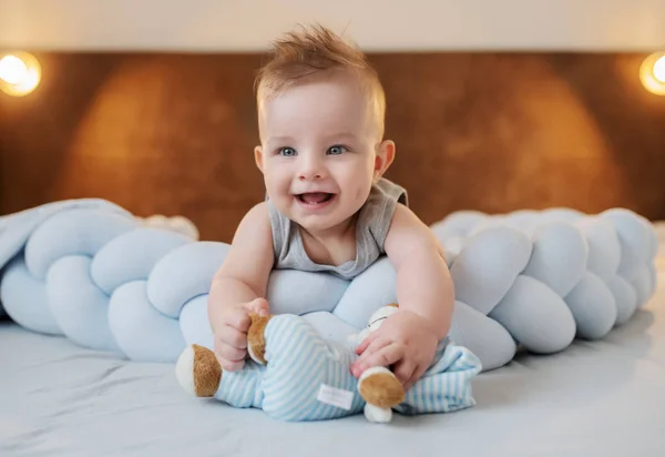 Adorável Sorriso Caucasiano Menino Meses Idade Deitado Estômago Cama Quarto — Fotografia de Stock