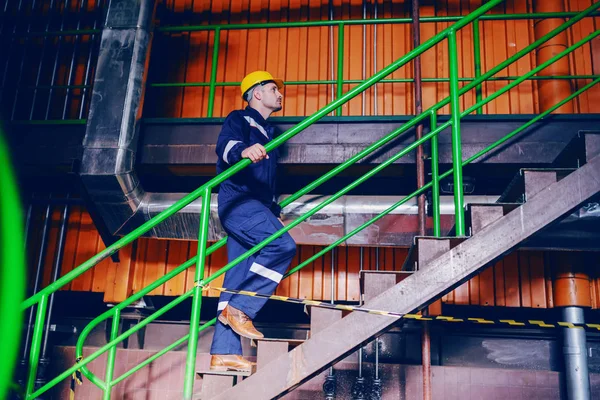 Fabrikarbeiter Arbeitsanzug Steigt Die Treppe Hinauf — Stockfoto