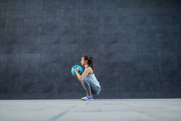 Zijaanzicht Van Kaukasische Sportvrouw Vorm Houden Van Gewicht Bal Terwijl — Stockfoto