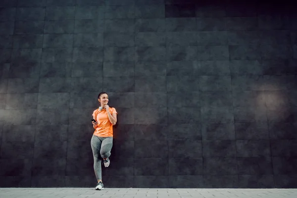 Longitud Completa Atractiva Deportista Caucásica Forma Apoyada Pared Oscura Sosteniendo — Foto de Stock