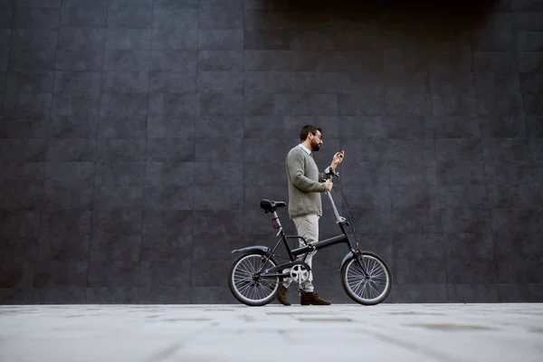 Πλήρες Μήκος Του Κομψό Καυκάσιος Άνθρωπος Ωθώντας Ποδήλατο Και Χρησιμοποιώντας — Φωτογραφία Αρχείου
