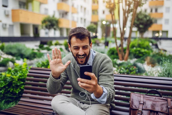 Lachen Knappe Kaukasische Modieuze Zakenman Met Videogesprek Smartphone Zwaaien Terwijl — Stockfoto