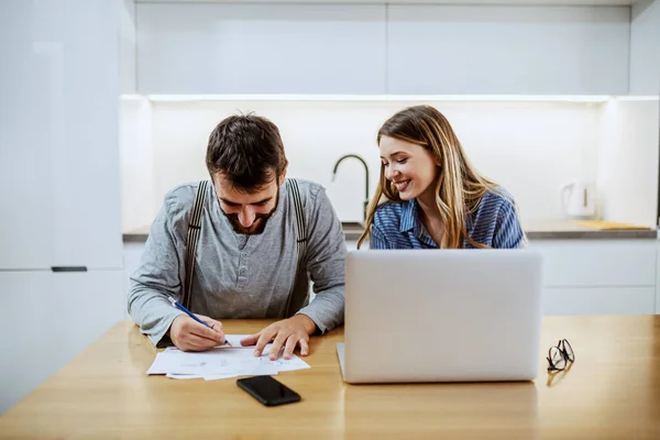 Joven Barbudo Caucásico Sonriente Sentado Mesa Comedor Llenando Factura Electricidad — Foto de Stock