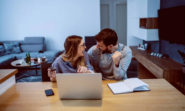 Junges Fröhliches Paar Das Esstisch Sitzt Und Mit Laptop Online — Stockfoto