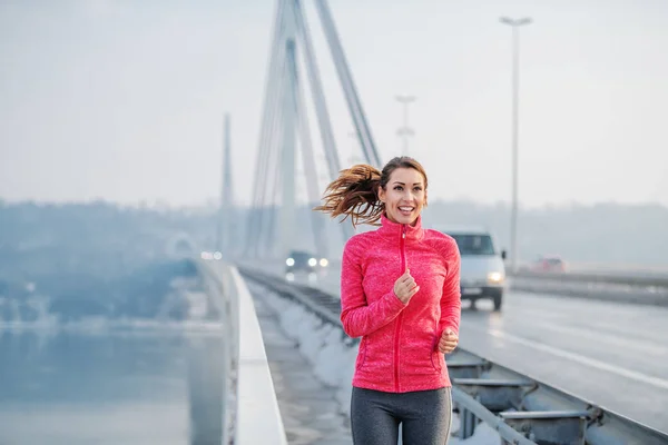 Усміхнена Позитивна Біла Брюнетка Спортивному Одязі Хвостом Біжить Мосту Зимовий — стокове фото
