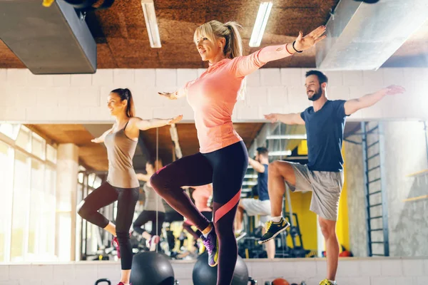 Trainerin Zeigt Der Gruppe Gleichgewichtsübungen Fitnessstudio Hintergrund Ihr Spiegelbild — Stockfoto