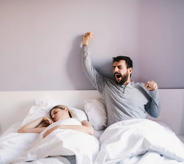 Genç Sakallı Beyaz Bir Adam Sabahları Yatakta Esniyor Esniyor Karısı — Stok fotoğraf