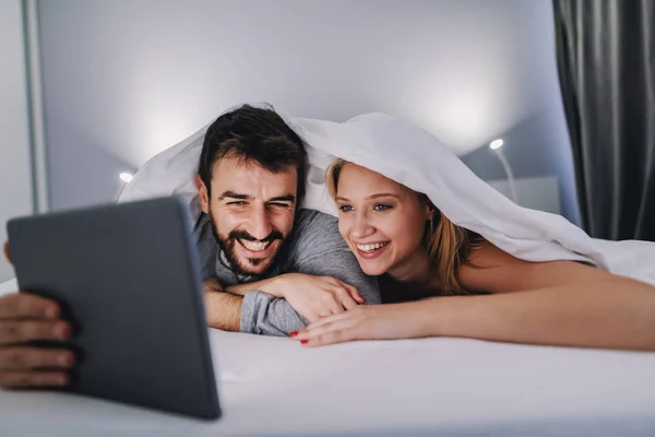 Jovem Bonito Casal Caucasiano Alegre Deitado Estômago Cama Coberto Com — Fotografia de Stock